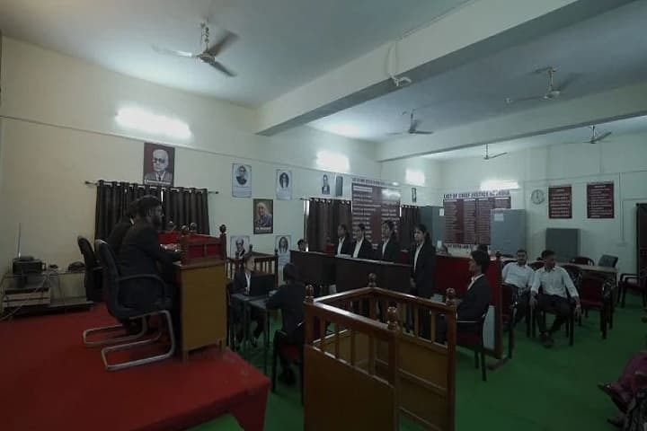 DP Vipra Law College campus in Bilaspur, Chhattisgarh, India — photo 6