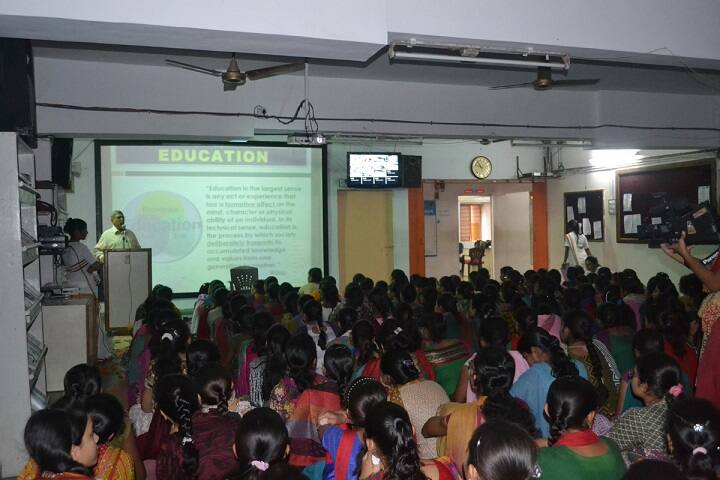 Mahila Vanijya Mahavidyalaya campus in Ahmedabad, Gujarat, India — photo 6