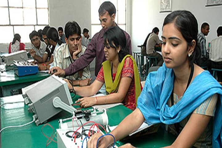 Shri Balasaheb Mane Shikshan Prasarak Mandal Ashokrao Mane Polytechnic campus in Vadgaon Kasba, Maharashtra, India — photo 3
