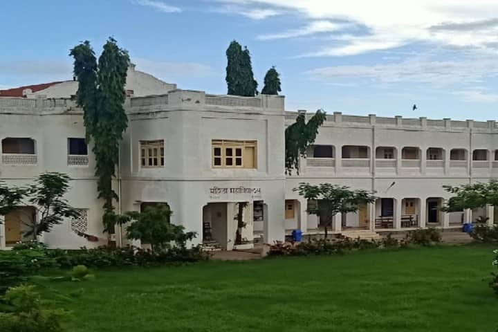 Gurukul Mahila Arts and Commerce College campus in Porbandar, Gujarat, India — photo 1