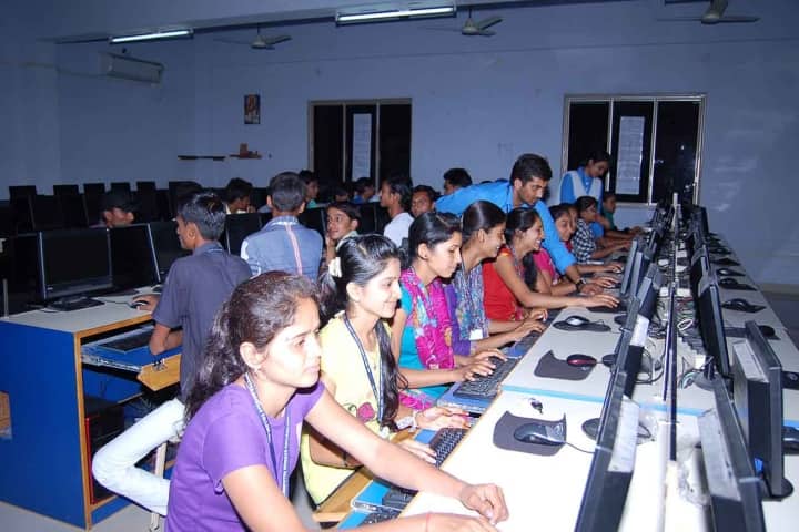 AR Bhatt College campus in Una, Gujarat, India — photo 3