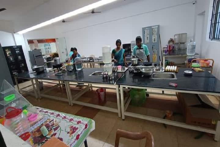 Saveetha College of Nursing campus in Kuthambakkam, Tamil Nadu, India — photo 2