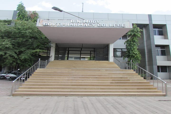 BK Modi Government Pharmacy College campus in Rajkot, Gujarat, India — photo 2