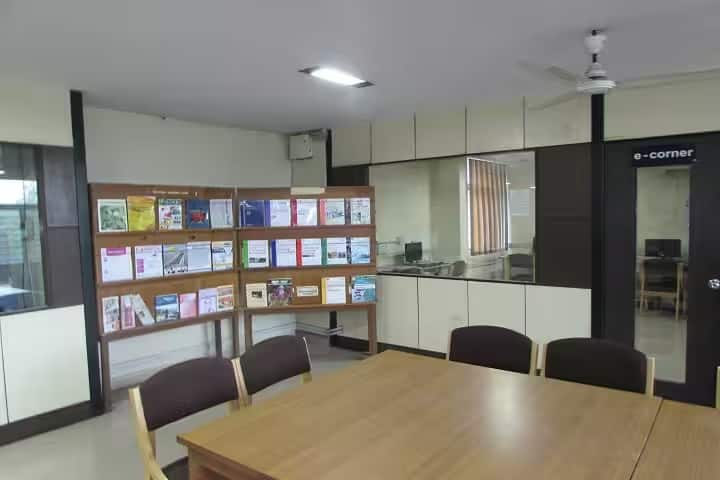 BK Modi Government Pharmacy College campus in Rajkot, Gujarat, India — photo 6