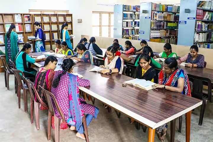 Shrimati Indira Gandhi College campus in Tiruchirappalli, Tamil Nadu, India — photo 3