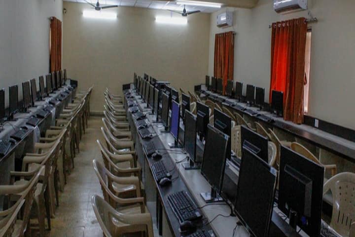 Vidyabharti Trust College of BBA and BCA campus in Bardoli, Gujarat, India — photo 3