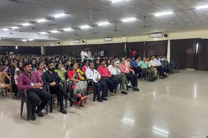 Vidyabharti Trust College of BBA and BCA campus in Bardoli, Gujarat, India — photo 4