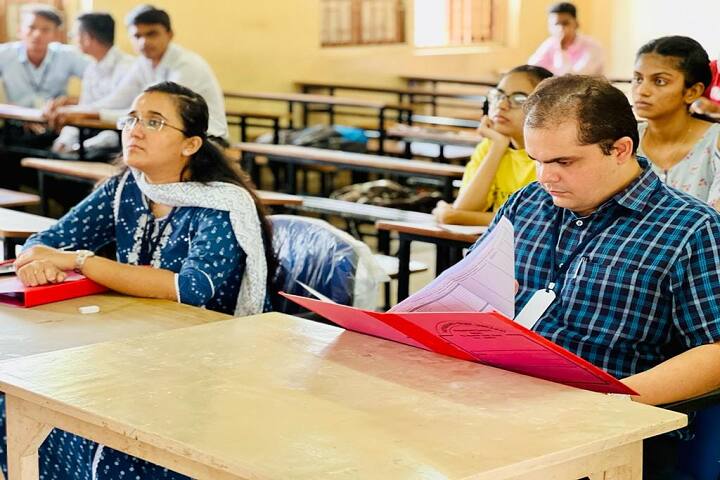 Vidyabharti Trust College of BBA and BCA campus in Bardoli, Gujarat, India — photo 5
