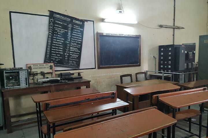 Polytechnic campus in Vadodara, Gujarat, India — photo 2