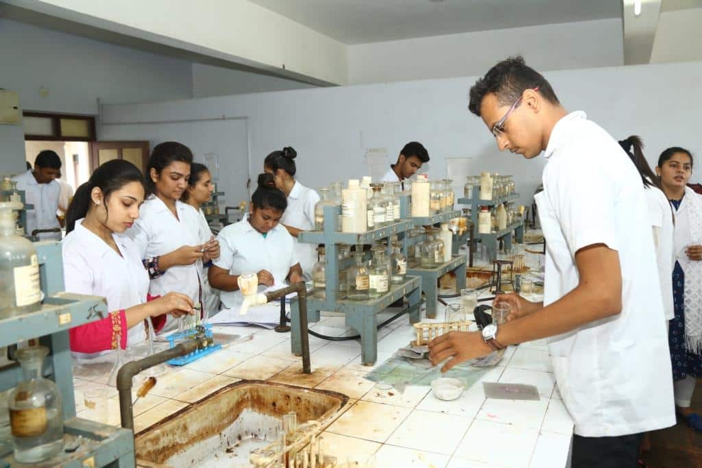 APMC College of Pharmaceutical Education and Research campus in Himmatnagar, Gujarat, India — photo 2