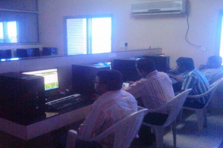 CU Shah College of Pharmacy and Research campus in Surendranagar, Gujarat, India — photo 3