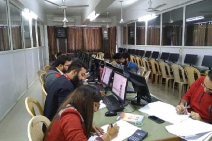 LJ Institute of Physiotherapy campus in Ahmedabad, Gujarat, India — photo 5