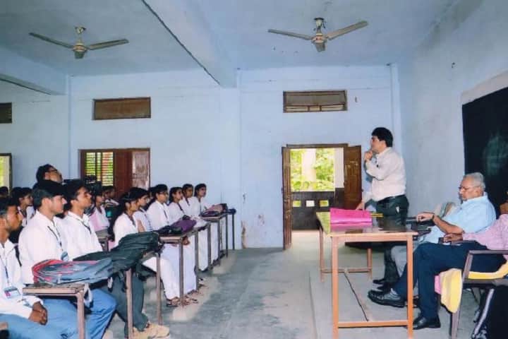 Vivekanand Gramodyog Mahavidyalaya campus in Dibiyapur, Uttar Pradesh, India — photo 2