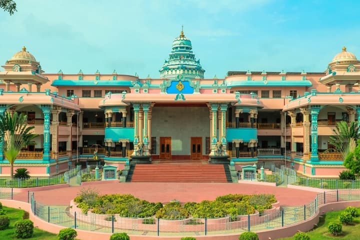 Sri Sarada Mahavidyalayam Arts and Science College campus in Ulundurpet, Tamil Nadu, India — photo 1