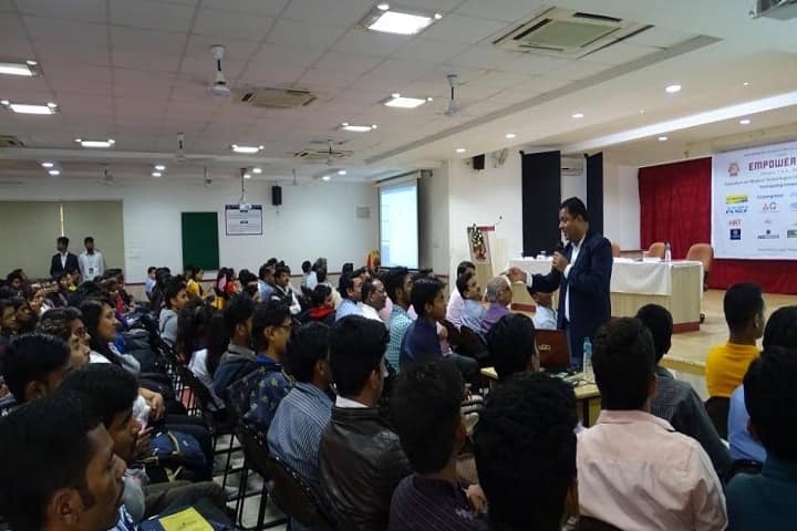 Shri Ramdeobaba Kamla Nehru Engineering College campus in Nagpur, Maharashtra, India — photo 4