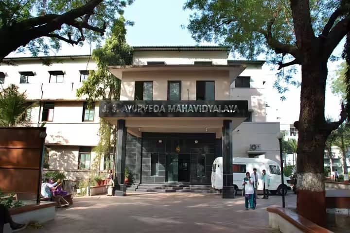 JS Ayurveda Mahavidyalaya campus in Nadiad, Gujarat, India — photo 1
