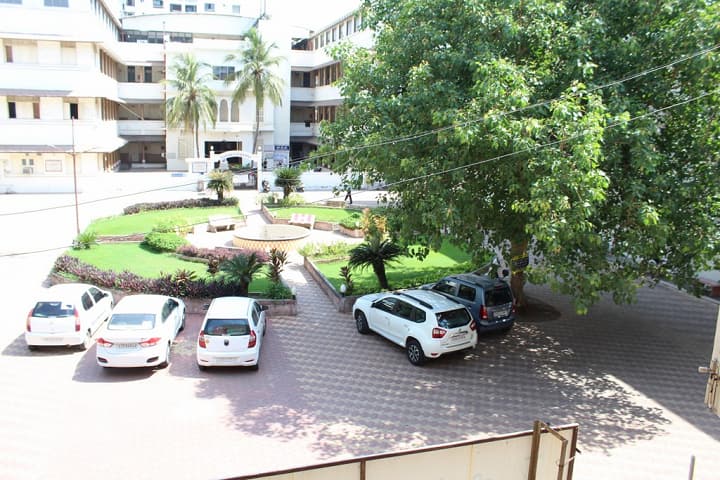 Shree OH Nazar Ayurved College campus in Surat, Gujarat, India — photo 4