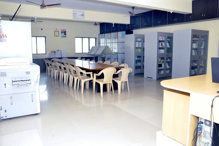 Smt SJ Varmora BBA and BCA Mahila College campus in Surendranagar, Gujarat, India — photo 3