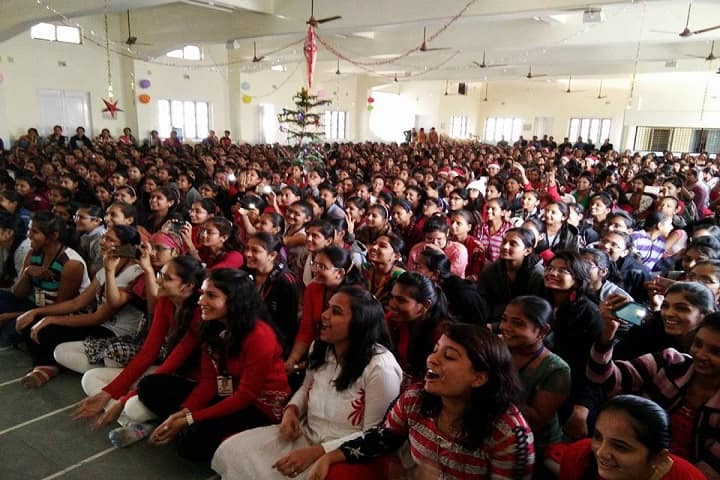 Smt SJ Varmora BBA and BCA Mahila College campus in Surendranagar, Gujarat, India — photo 5