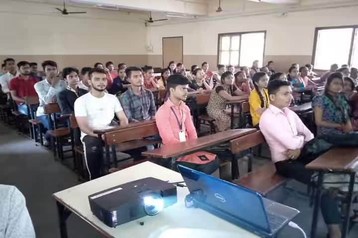 Vimal Tormal Poddar Commerce College campus in Surat, Gujarat, India — photo 3