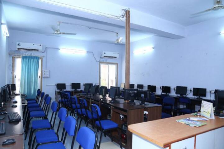 Shri PL Chauhan Science College campus in Surat, Gujarat, India — photo 3
