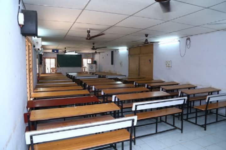 Shri PL Chauhan Science College campus in Surat, Gujarat, India — photo 5