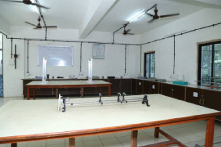 Shri PL Chauhan Science College campus in Surat, Gujarat, India — photo 6