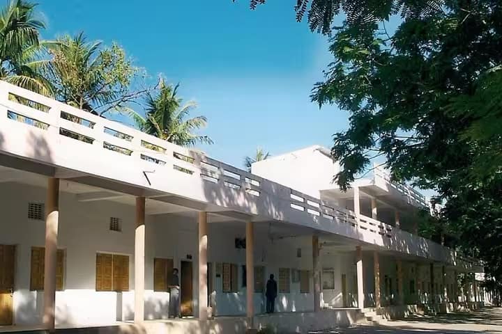 Shri Morarji Ranchhodji Desai Arts College campus in Tapi, Gujarat, India — photo 1