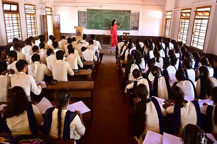 Shree Dharmasthala Manjunatheshwara College of Arts Science Commerce Business Administration and  PG Studies campus in Honavar, Karnataka, India — photo 5