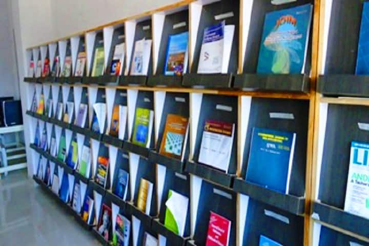 Shri KM Savjani and Smt KK Savjani BBA BCA College campus in Veraval, Gujarat, India — photo 5