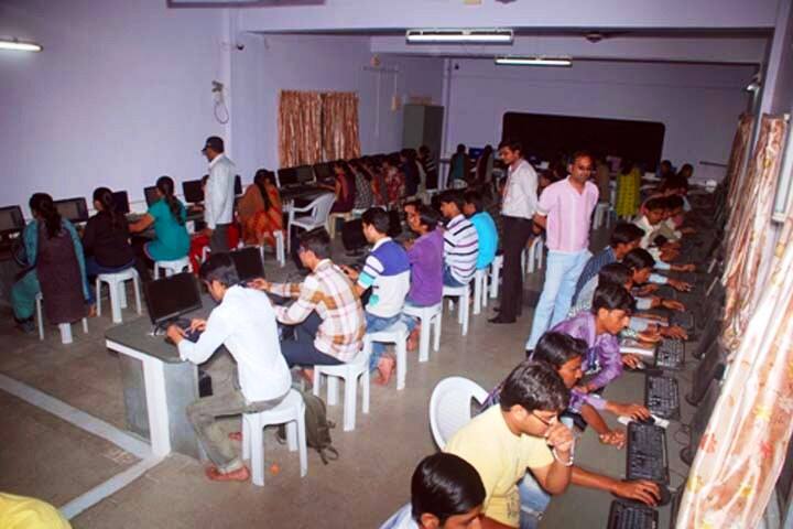 Shri KM Savjani and Smt KK Savjani BBA BCA College campus in Veraval, Gujarat, India — photo 6