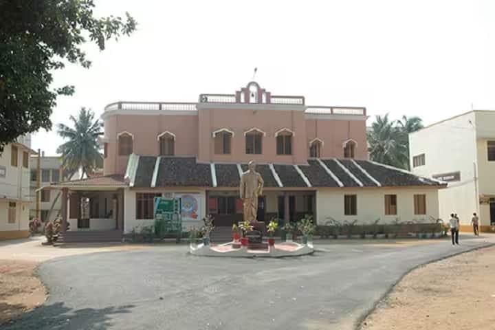 Sri Yerramilli Narayanamurthy College campus in West Godavari, Andhra Pradesh, India — photo 1
