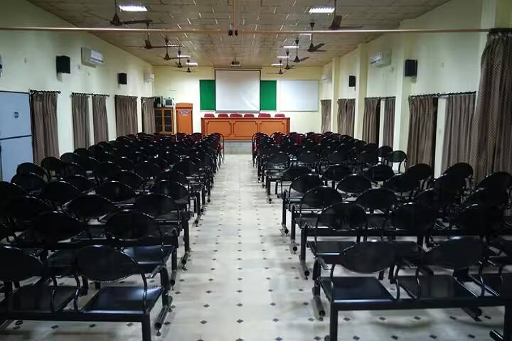 Sri Yerramilli Narayanamurthy College campus in West Godavari, Andhra Pradesh, India — photo 2