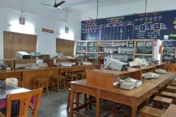 Sri Yerramilli Narayanamurthy College campus in West Godavari, Andhra Pradesh, India — photo 5