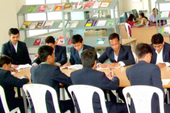 Shree HN Shukla College of Management Studies campus in Rajkot, Gujarat, India — photo 2