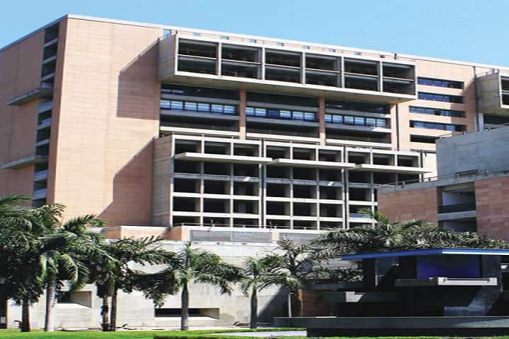 Institute of Commerce campus in Ahmedabad, Gujarat, India — photo 1