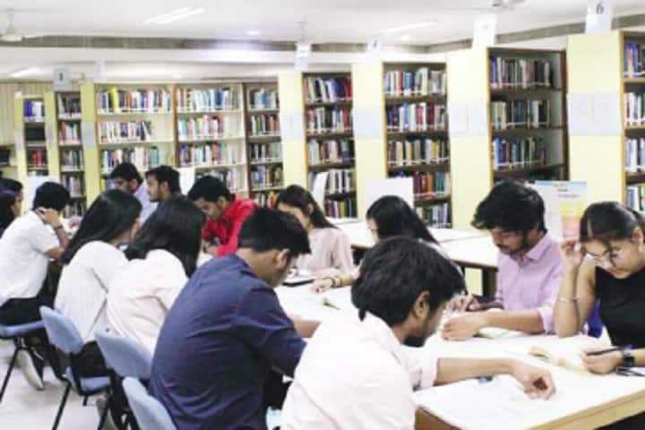 Institute of Commerce campus in Ahmedabad, Gujarat, India — photo 2