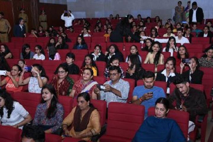 Shri Gosar Hansraj Gosrani Commerce English Medium and Shri DD Nagda BBA College campus in Jamnagar, Gujarat, India — photo 4