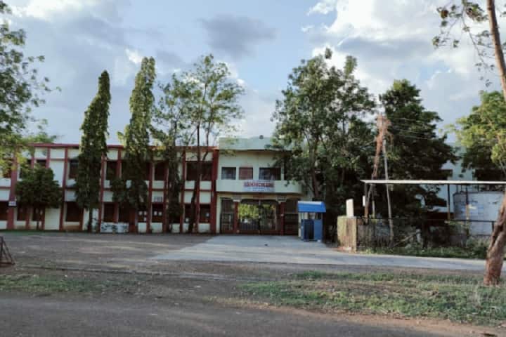 Pachora Taluka Co Operative Education Society's Shri Sheth Murlidharji Mansingka Arts Science and Commerce College, Pachora campus in Pachora, Maharashtra, India