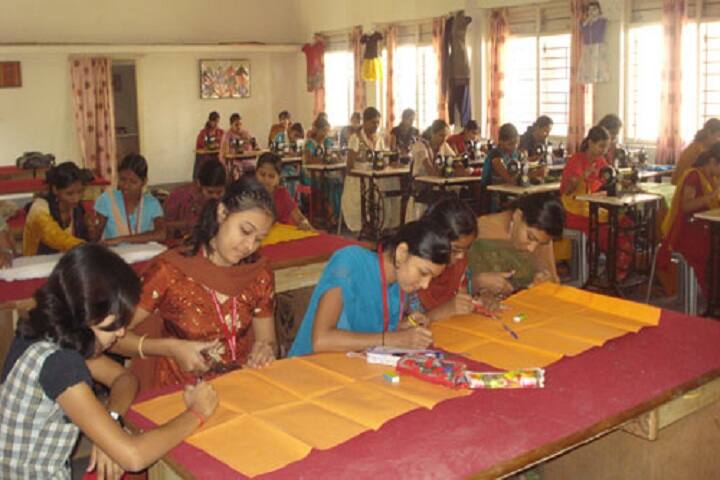 Shreemati Ratnaprabhadevi Mohite Patil College of Home Science for Women campus in Solapur, Maharashtra, India — photo 3