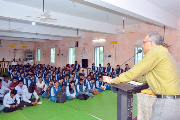 Yeshwant Mahavidyalaya campus in Wardha, Maharashtra, India — photo 5