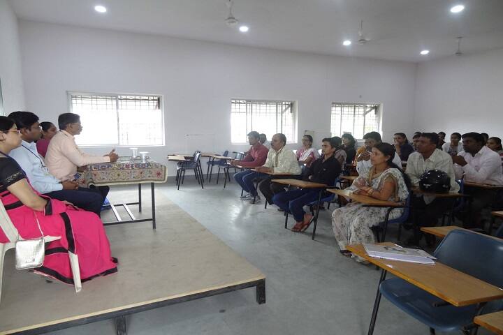 Smt Ushaben Chandrakant Thakar Women's College campus in Nagpur, Maharashtra, India — photo 3