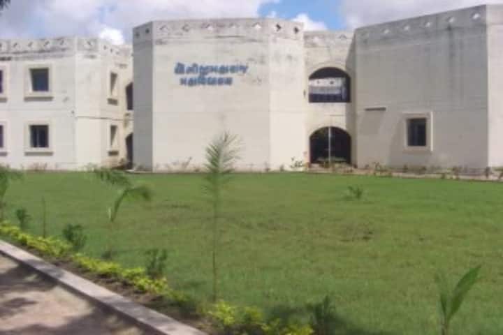 Yogiji Maharaj Mahavidyalaya Mahila Arts And Commerce College campus in Dhari, Gujarat, India — photo 1
