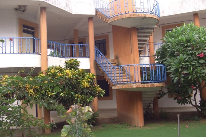 Yogiji Maharaj Mahavidyalaya Mahila Arts And Commerce College campus in Dhari, Gujarat, India — photo 2