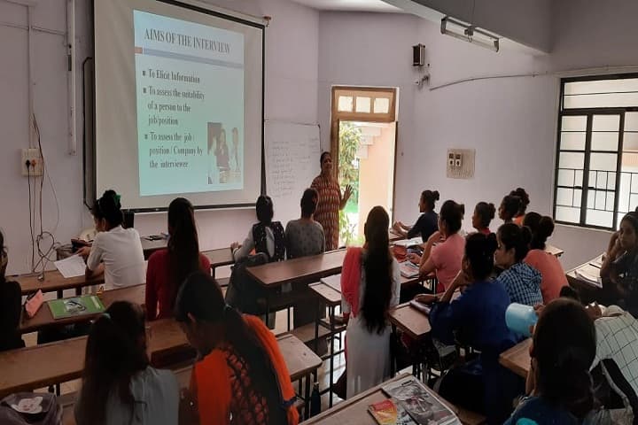 Yogiji Maharaj Mahavidyalaya Mahila Arts And Commerce College campus in Dhari, Gujarat, India — photo 3