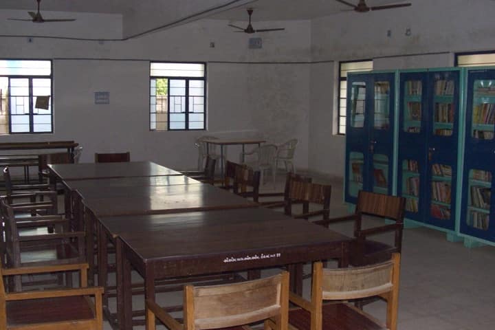 Yogiji Maharaj Mahavidyalaya Mahila Arts And Commerce College campus in Dhari, Gujarat, India — photo 4