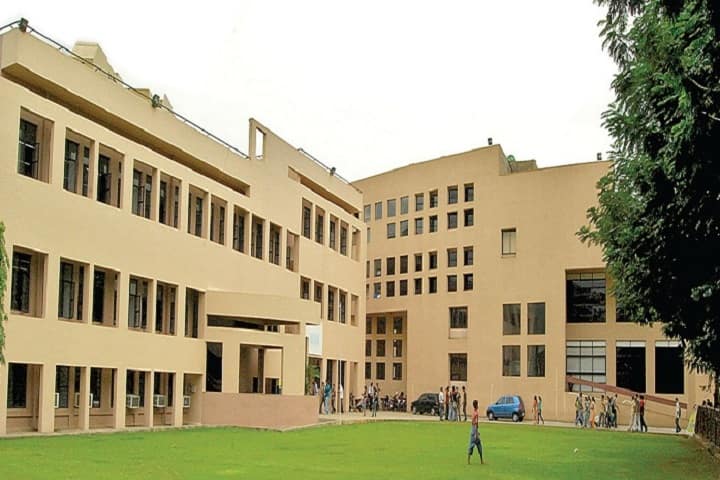 Kamla Bajrang Balika Mahavidyalaya campus in Pratapgarh City, Uttar Pradesh, India — photo 1