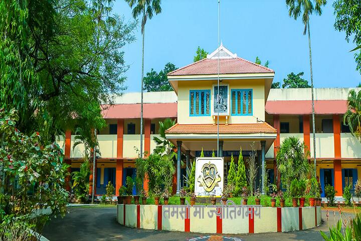 Sree Sankara Vidyapeetom College campus in Perumbavoor, Kerala, India — photo 2