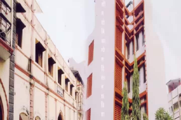 Shrimati Binzani Mahila Mahavidyala campus in Nagpur, Maharashtra, India — photo 1