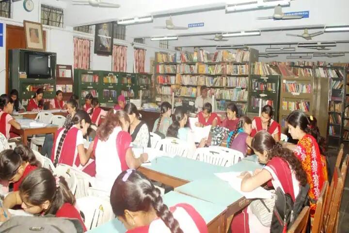 Shrimati Binzani Mahila Mahavidyala campus in Nagpur, Maharashtra, India — photo 5